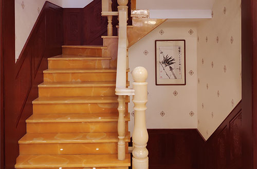 东城中式别墅室内汉白玉石楼梯的定制安装装饰效果